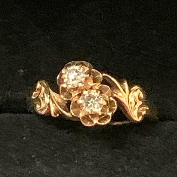VINTAGE 14 KT YELLOW GOLD & 2 BRILLIANT ROUND GENUINE DIAMONDS Floral Ring. - Picture 2 of 6
